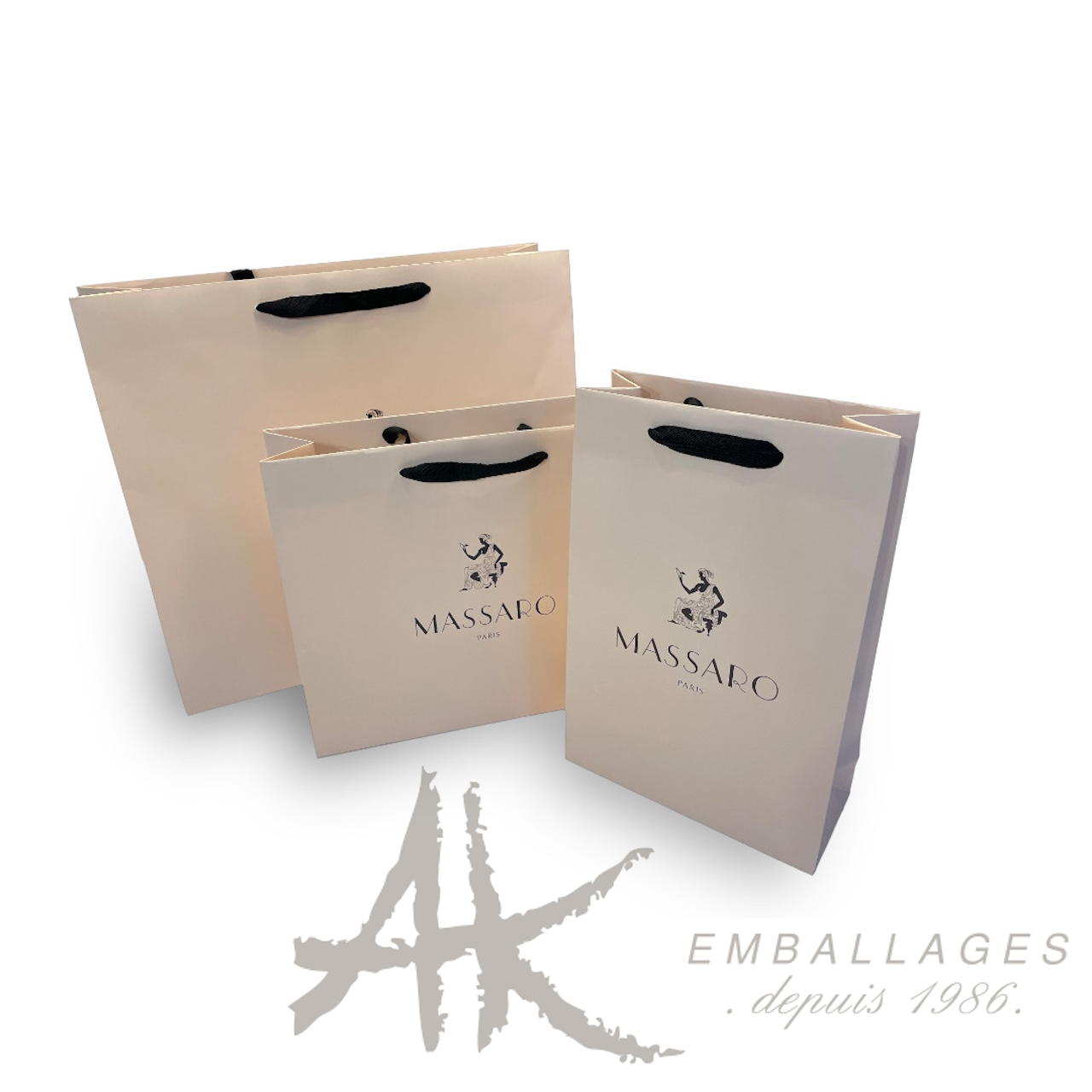 fabricant-sac-papier-12.22.35 trois sacs en papier avec ruban noir - logo MASSARO