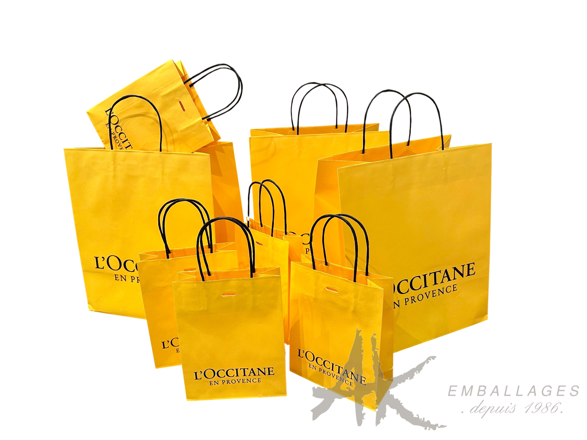 Sac en papier blanc kraft certifié FSC avec anses torsadées en papier, solution d’emballage durable pour commerces et marques professionnelles